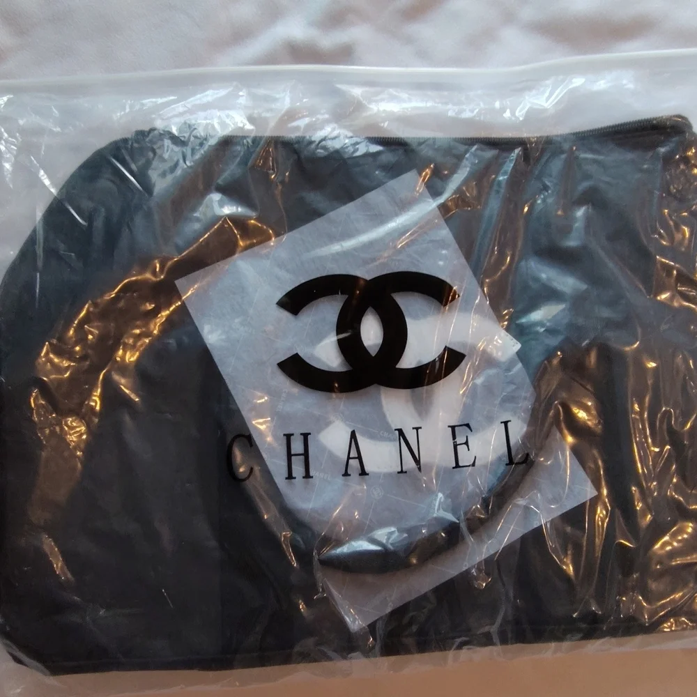 CHANEL Black Logo Tote Bag Detachable Crossbody Strap White CC New Tote Bag